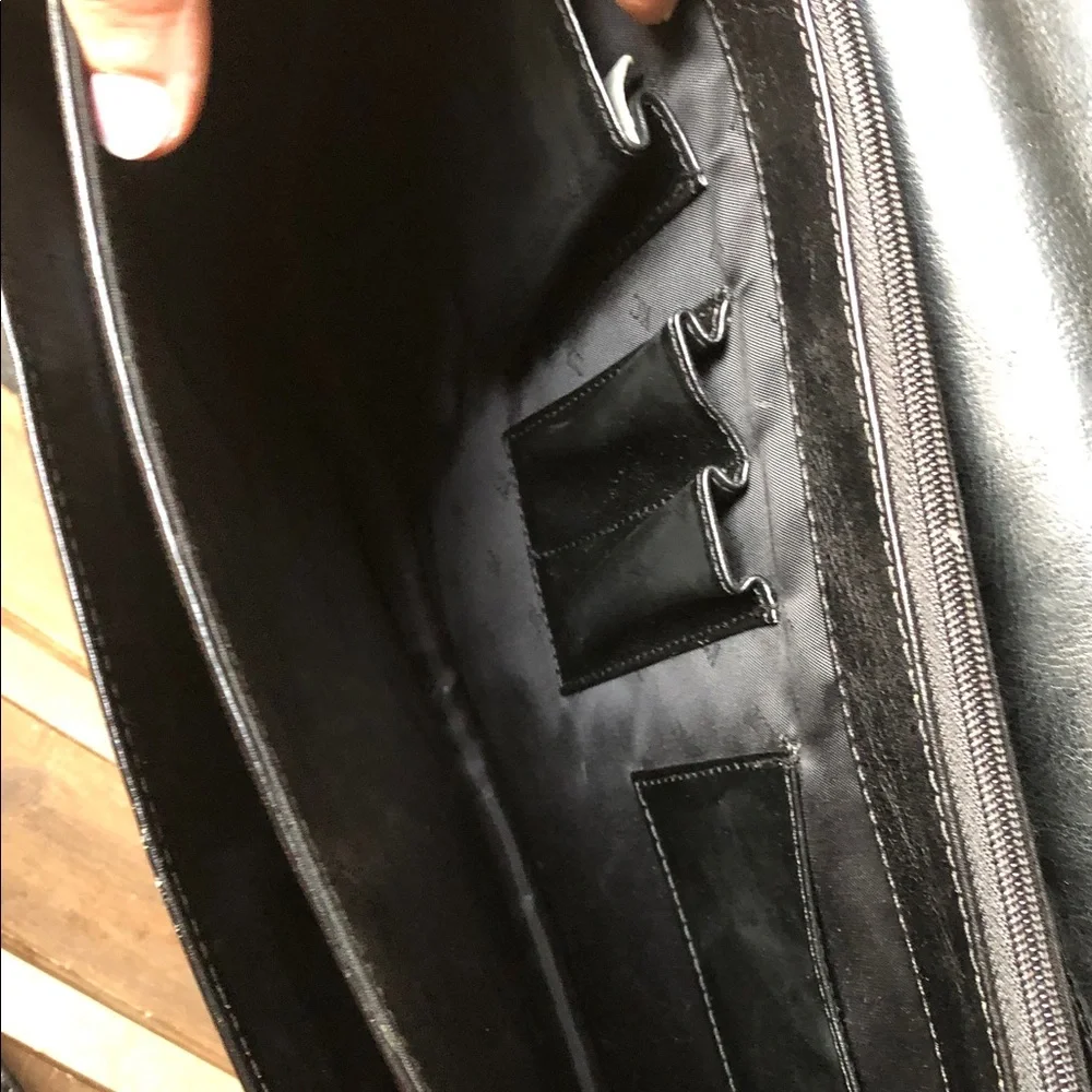 Kenneth Cole Reaction Black Leather Business Briefcase Computer Bag With Strap
